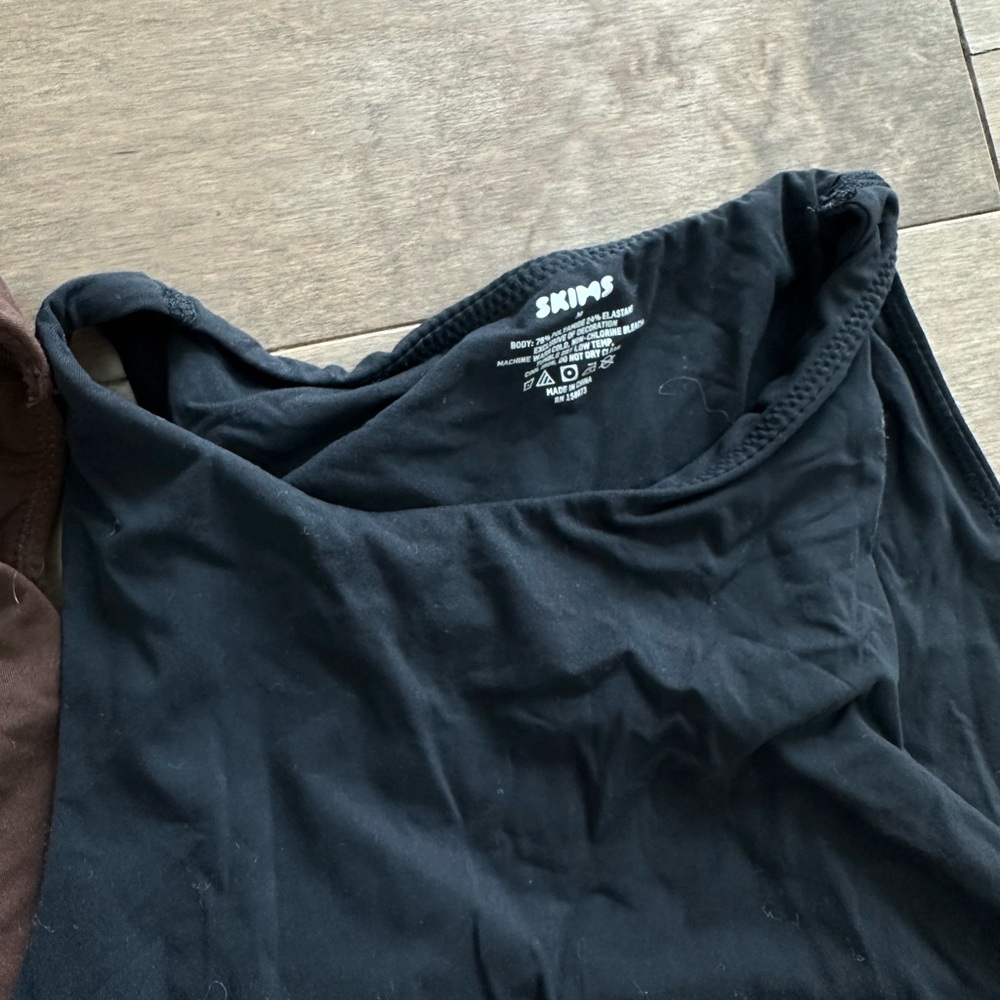 SKIMS Bodysuits set of 2 - Picture 3 of 7